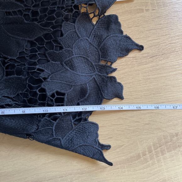 NWT Rumer The Label Tropez Crop Top in Black Floral Lace Crochet Size Medium - Picture 5 of 6